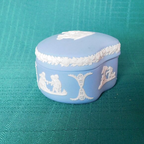 Wedgwood cream on lavender bean box Cupid as Oracle near mint condition - Picture 1 of 8
